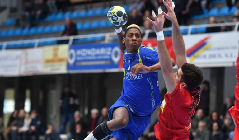 Balonmano: Yoan Balázquez podría salir del Porto en busca de minutos