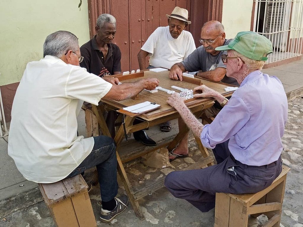10 consejos para jugar al dominó como un cubano experto - Cubalite