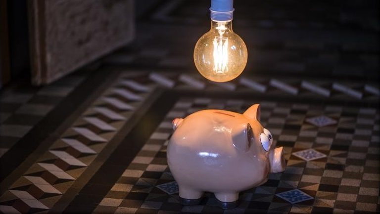 Consejos poco comunes para ahorrar electricidad (no hablamos del aire acondicionado)