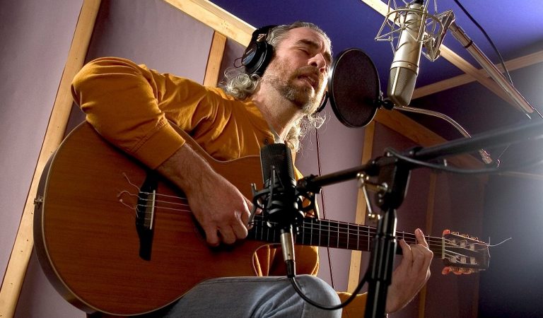 “Sueños al pairo” y los escapes anímicos de Mike Porcel “Sueños al pairo” y los escapes anímicos de Mike Porcel