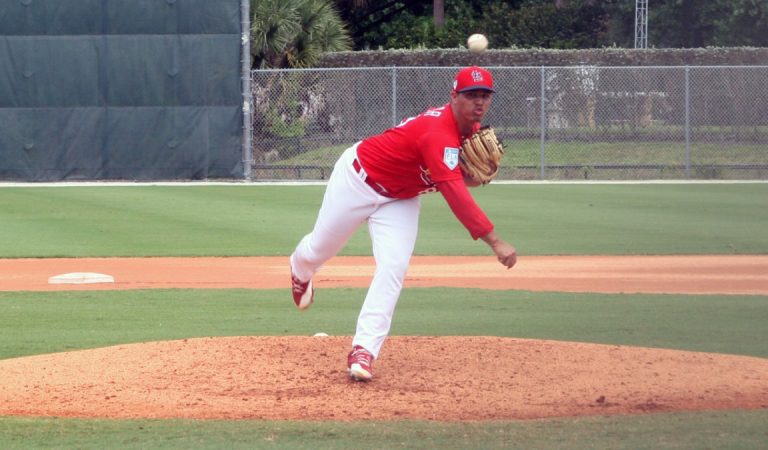 Cubano despedido por club de MLB firma contrato en busca de relanzar su carrera