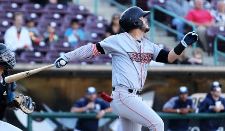 Cubano pegó 3 jonrones en un juego y debuta mañana en otra liga