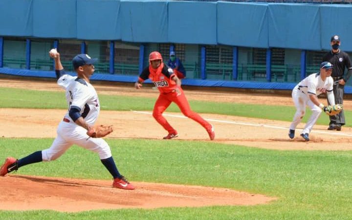 Pelotero cubano lucha contra afección cardíaca y se retira del béisbol tras 6 Series