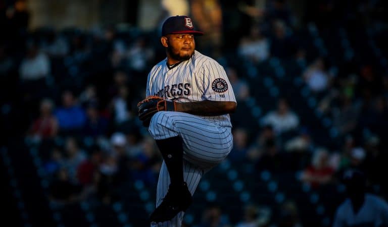Cubano que lanzó en MLB en 2019 jugará en discreto torneo fuera de EEUU
