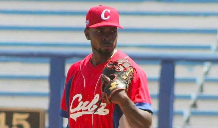 Jonathan Carbó salió de Cuba y debutará mañana en su primera liga profesional Jonathan Carbó salió de Cuba y debutará mañana en su primera liga profesional