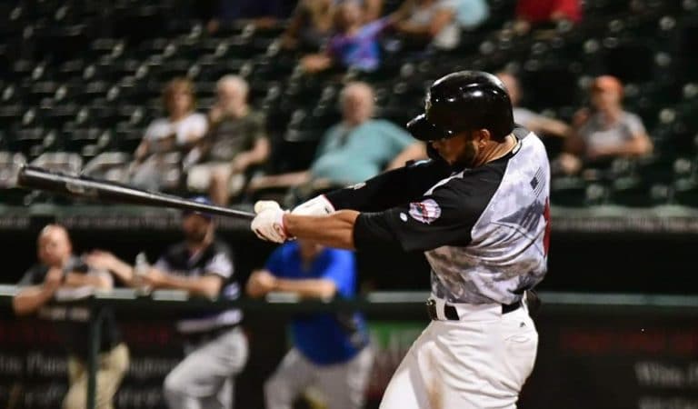 Este pelotero cubano dejó un contrato por otro y ahora ha quedado en un limbo