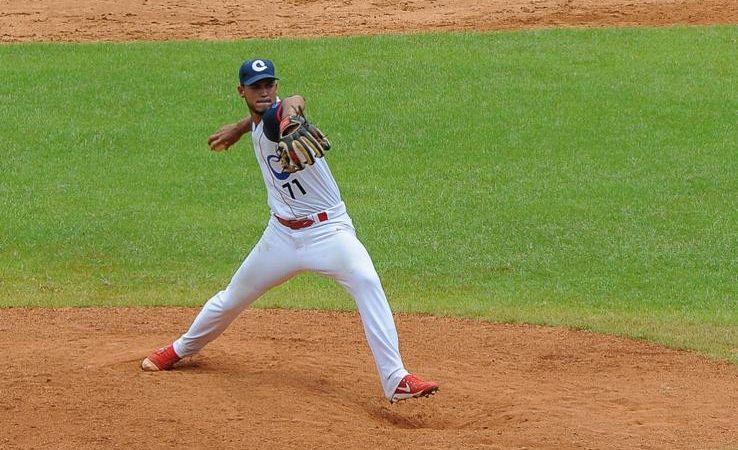 Llegó a Estados Unidos lanzador cubano de 7 Series Nacionales