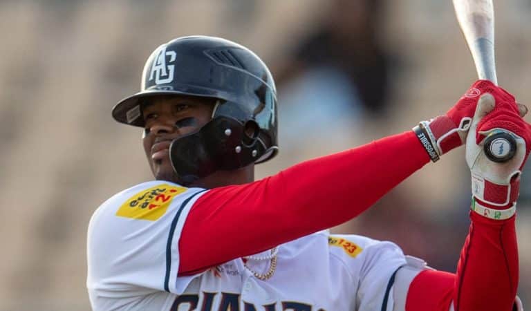Pelotero cubano vuelve a soñar con MLB tras ser campeón en Australia