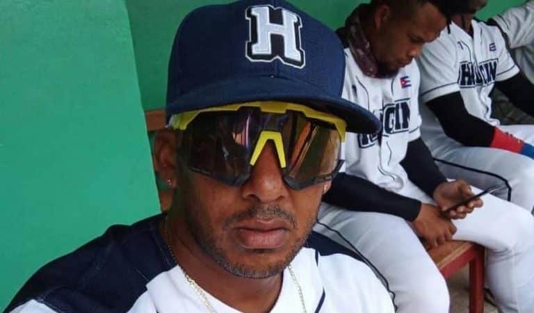 Jugador de Industriales defiende a Holguín en la Serie 62 (antes jugó por Camagüey)