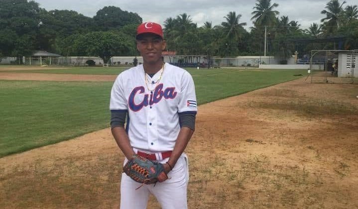 Cubano firmado por un club de MLB regresó a Cuba y quiere retornar a la Serie Nacional (está en trámites)