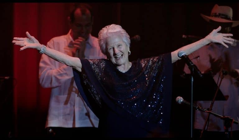 La increíble historia de la abuela cubana que ganó un Grammy a los 95 años y debutó en el cine